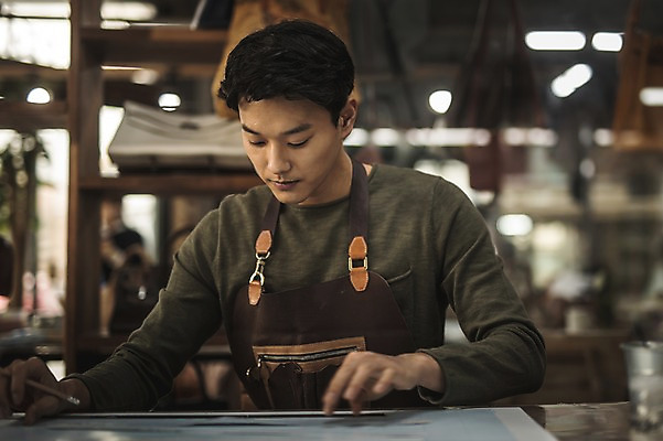 포토 JPG 직업 응시 남자 실내 한명 사람 앉기 상반신 20대 성인 앞모습 아웃포커스 한국인 작업 작업실 제조 집중 실습 가죽공예 신입 성인남자한명만 가죽공방 국내포토 1 시선 뷰포인트 컨셉 모션 촬영기법 동양인 청년 내부 공예 남자한명만 성인남자만 파일형식