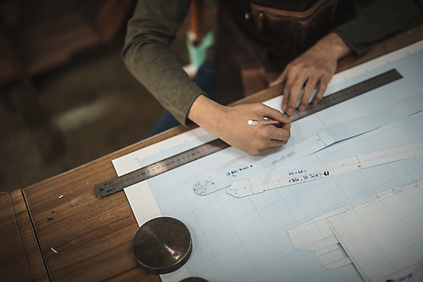 포토 JPG 직업 남자 실내 자 한명 사람 앉기 20대 성인 신체부위 하이앵글 연필 한국인 양손 작업 작업실 제조 실습 가죽공예 신입 제도기구 성인남자한명만 가죽공방 국내포토 1 손 뷰포인트 모션 문구용품 학용품 동양인 청년 내부 필기구 기구 공예 남자한명만 성인남자만 파일형식