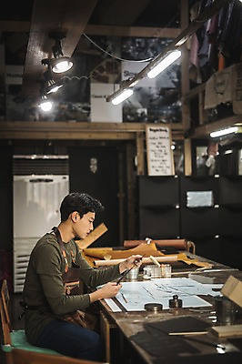포토 JPG 직업 응시 남자 실내 한명 사람 앉기 상반신 20대 성인 옆모습 한국인 잡기 작업 작업실 집중 책상 실습 가죽공예 신입 제도기구 성인남자한명만 가죽공방 국내포토 1 시선 뷰포인트 가구 컨셉 모션 동양인 청년 내부 기구 공예 남자한명만 성인남자만 파일형식
