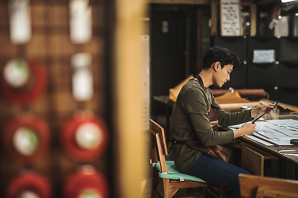 포토 JPG 직업 응시 남자 실내 한명 사람 앉기 상반신 20대 성인 옆모습 아웃포커스 한국인 잡기 작업 작업실 제조 집중 책상 실습 가죽공예 가죽끈 신입 제도기구 성인남자한명만 가죽공방 국내포토 1 시선 뷰포인트 가구 컨셉 모션 촬영기법 동양인 청년 내부 기구 끈 가죽 공예 남자한명만 성인남자만 파일형식