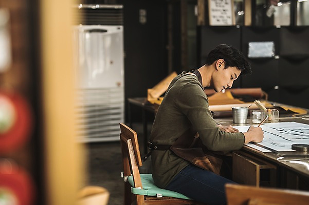 포토 JPG 직업 남자 실내 한명 사람 앉기 상반신 20대 성인 옆모습 한국인 작업 그리기 작업실 제조 집중 실습 가죽공예 신입 제도기구 성인남자한명만 가죽공방 국내포토 1 뷰포인트 컨셉 모션 동양인 청년 내부 기구 공예 남자한명만 성인남자만 파일형식