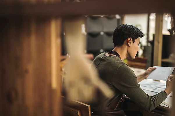 포토 JPG 직업 응시 남자 실내 한명 사람 앉기 상반신 20대 성인 옆모습 아웃포커스 한국인 잡기 작업 작업실 제조 집중 실습 가죽공예 신입 제도기구 성인남자한명만 가죽공방 국내포토 1 시선 뷰포인트 컨셉 모션 촬영기법 동양인 청년 내부 기구 공예 남자한명만 성인남자만 파일형식