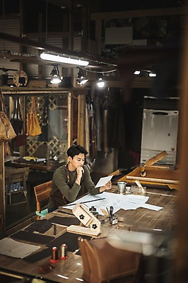 포토 JPG 직업 응시 남자 실내 한명 사람 앉기 상반신 20대 성인 옆모습 턱괴기 한국인 작업 작업실 제조 가죽 집중 책상 실습 가죽공예 신입 제도기구 성인남자한명만 가죽공방 국내포토 1 시선 뷰포인트 가구 컨셉 모션 동양인 청년 내부 기구 공예 남자한명만 성인남자만 파일형식
