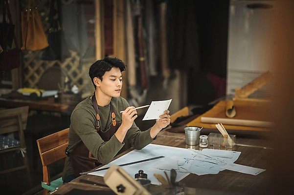 포토 JPG 직업 응시 남자 실내 한명 사람 앉기 상반신 20대 성인 옆모습 연필 한국인 잡기 작업 작업실 제조 집중 책상 실습 가죽공예 신입 제도기구 성인남자한명만 가죽공방 국내포토 1 시선 뷰포인트 가구 컨셉 모션 학용품 동양인 청년 내부 필기구 기구 공예 남자한명만 성인남자만 파일형식