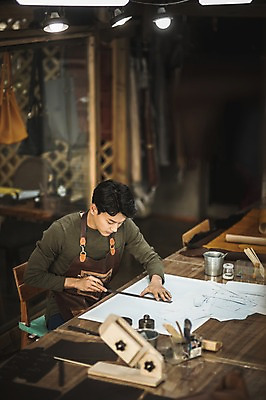 포토 JPG 직업 응시 남자 실내 자 한명 사람 앉기 상반신 20대 성인 옆모습 연필 한국인 작업 그리기 작업실 제조 집중 책상 실습 가죽공예 신입 제도기구 성인남자한명만 가죽공방 국내포토 1 시선 뷰포인트 가구 컨셉 모션 문구용품 학용품 동양인 청년 내부 필기구 기구 공예 남자한명만 성인남자만 파일형식