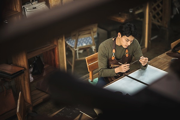 포토 JPG 직업 응시 남자 실내 한명 사람 앉기 상반신 20대 성인 앞모습 아웃포커스 하이앵글 연필 한국인 작업 작업실 가죽 집중 실습 가죽공예 가죽끈 신입 성인남자한명만 가죽공방 국내포토 1 시선 뷰포인트 컨셉 모션 학용품 촬영기법 동양인 청년 내부 필기구 끈 공예 남자한명만 성인남자만 파일형식