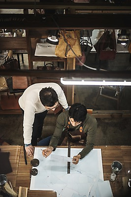 포토 JPG 직업 응시 남자 40대 중년 실내 설명 서기 사람 앉기 상반신 20대 성인 두명 앞모습 하이앵글 한국인 작업 가르침 작업실 집중 책상 스승 제자 실습 장인 가죽공예 제도기구 남자만 가죽공방 국내포토 시선 교육 뷰포인트 가구 컨셉 모션 동양인 청년 내부 기구 공예 파일형식