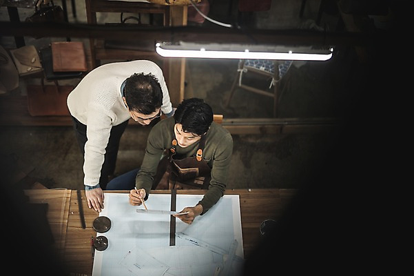 포토 JPG 직업 응시 남자 40대 중년 실내 설명 서기 사람 앉기 상반신 20대 성인 두명 앞모습 하이앵글 한국인 작업 가르침 작업실 제조 집중 책상 스승 제자 실습 장인 가죽공예 제도기구 남자만 가죽공방 국내포토 시선 교육 뷰포인트 가구 컨셉 모션 동양인 청년 내부 기구 공예 파일형식