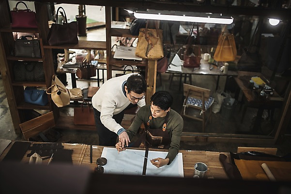 포토 JPG 직업 남자 40대 중년 실내 설명 서기 사람 앉기 상반신 20대 성인 두명 앞모습 하이앵글 연필 한국인 작업 가르침 작업실 제조 가죽 스승 제자 실습 장인 가죽공예 제도기구 남자만 가죽공방 국내포토 교육 뷰포인트 모션 학용품 동양인 청년 내부 필기구 기구 공예 파일형식