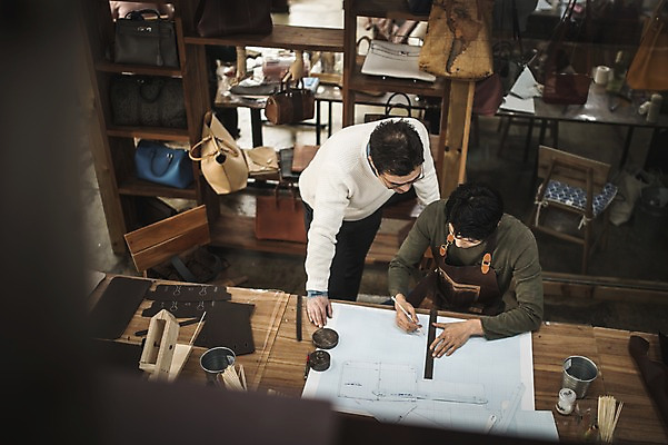 포토 JPG 직업 응시 남자 40대 중년 실내 서기 사람 앉기 상반신 20대 성인 두명 앞모습 하이앵글 한국인 작업 가르침 작업실 제조 가죽 집중 책상 스승 제자 실습 장인 가죽가방 가죽공예 제도기구 남자만 가죽공방 국내포토 시선 교육 뷰포인트 가구 컨셉 가방 모션 동양인 청년 내부 기구 공예 파일형식