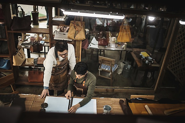 포토 JPG 직업 응시 남자 40대 중년 실내 서기 사람 앉기 상반신 20대 성인 두명 앞모습 하이앵글 한국인 작업 가르침 작업실 제조 집중 스승 제자 실습 장인 가죽공예 제도기구 남자만 가죽공방 국내포토 시선 교육 뷰포인트 컨셉 모션 동양인 청년 내부 기구 공예 파일형식