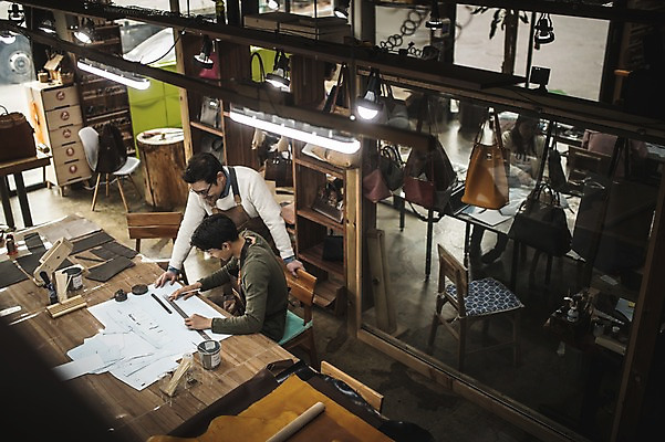 포토 JPG 직업 응시 남자 40대 중년 실내 설명 서기 사람 앉기 상반신 20대 성인 두명 옆모습 하이앵글 한국인 작업 가르침 작업실 제조 집중 스승 제자 실습 장인 가죽가방 가죽공예 제도기구 남자만 가죽공방 국내포토 시선 교육 뷰포인트 컨셉 가방 모션 동양인 청년 내부 기구 공예 파일형식