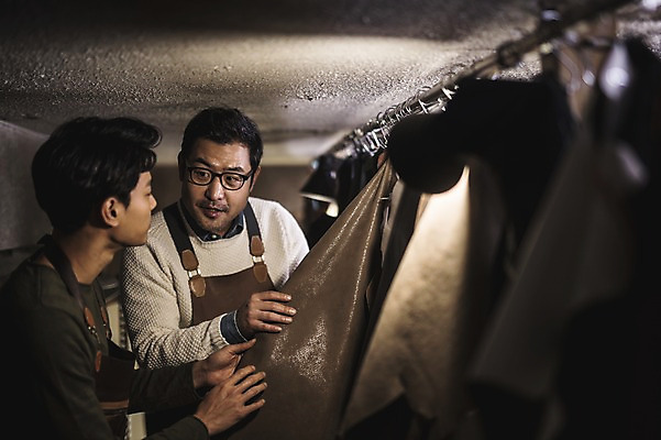 포토 JPG 직업 응시 남자 40대 중년 실내 대화 설명 사람 상반신 20대 성인 두명 앞모습 옆모습 빛 듣기 만지기 한국인 작업 가르침 작업실 제조 가죽 집중 스승 제자 실습 장인 가죽공예 남자만 안경낌 가죽공방 국내포토 시선 교육 안경 뷰포인트 컨셉 모션 말하기 동양인 청년 내부 공예 파일형식