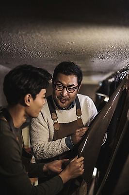 포토 JPG 직업 남자 40대 중년 실내 대화 설명 사람 상반신 20대 성인 두명 앞모습 옆모습 듣기 만지기 한국인 작업 가르침 작업실 제조 가죽 집중 스승 제자 실습 장인 가죽공예 남자만 안경낌 가죽공방 국내포토 교육 안경 뷰포인트 컨셉 모션 말하기 동양인 청년 내부 공예 파일형식
