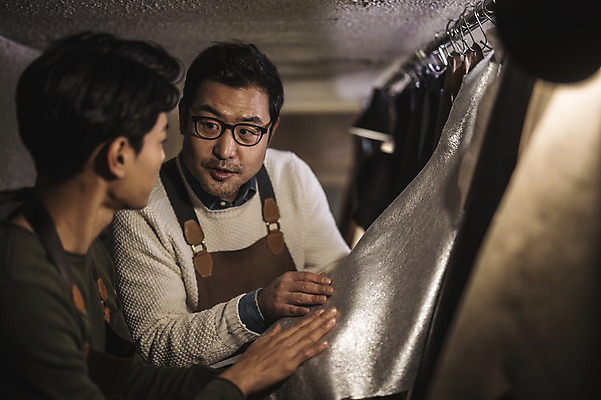 포토 JPG 직업 응시 남자 40대 중년 실내 대화 설명 사람 상반신 20대 성인 두명 앞모습 옆모습 만지기 한국인 작업 가르침 작업실 제조 가죽 집중 스승 제자 실습 장인 가죽공예 남자만 안경낌 가죽공방 국내포토 시선 교육 안경 뷰포인트 컨셉 모션 말하기 동양인 청년 내부 공예 파일형식