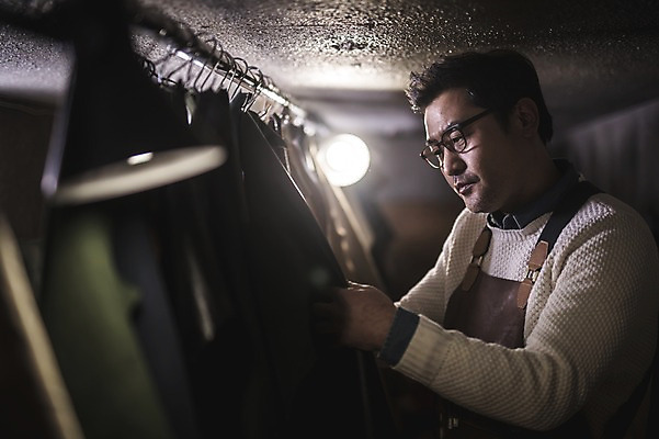 포토 JPG 직업 응시 남자 40대 중년 전등 실내 한명 사람 상반신 옆모습 빛 만지기 한국인 작업 작업실 가죽 집중 장인 가죽공예 중년남자한명만 가죽공방 국내포토 1 시선 뷰포인트 컨셉 모션 조명 동양인 성인 내부 공예 남자한명만 중년남자만 파일형식