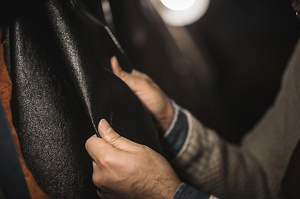 포토 JPG 직업 손 40대 중년 실내 한명 신체부위 빛 만지기 양손 잡기 작업 작업실 가죽 장인 가죽공예 중년남자한명만 가죽공방 국내포토 1 모션 사람 성인 내부 공예 남자한명만 중년남자만 파일형식