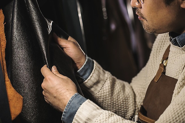 포토 JPG 직업 응시 남자 40대 중년 실내 한명 사람 상반신 옆모습 신체부위 만지기 한국인 양손 잡기 작업 작업실 가죽 집중 장인 가죽공예 중년남자한명만 가죽공방 국내포토 1 손 시선 뷰포인트 컨셉 모션 동양인 성인 내부 공예 남자한명만 중년남자만 파일형식