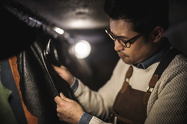 포토 JPG 직업 응시 남자 40대 중년 전등 실내 한명 사람 상반신 옆모습 한국인 작업 작업실 가죽 집중 장인 가죽공예 중년남자한명만 안경낌 가죽공방 국내포토 1 시선 안경 뷰포인트 컨셉 조명 동양인 성인 내부 공예 남자한명만 중년남자만 파일형식