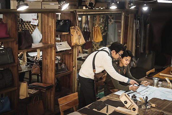 포토 JPG 직업 응시 남자 40대 중년 실내 설명 서기 사람 앉기 상반신 20대 성인 두명 옆모습 한국인 가리킴 작업 가르침 작업실 제조 집중 책상 스승 제자 실습 장인 가죽가방 가죽공예 남자만 가죽공방 국내포토 시선 교육 뷰포인트 가구 컨셉 가방 모션 동양인 손짓 청년 내부 공예 파일형식