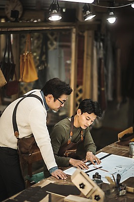 포토 JPG 직업 응시 남자 40대 중년 실내 자 서기 사람 앉기 상반신 20대 성인 두명 옆모습 한국인 작업 가르침 작업실 제조 집중 스승 제자 실습 장인 가죽공예 제도기구 남자만 가죽공방 국내포토 시선 교육 뷰포인트 컨셉 모션 문구용품 동양인 청년 내부 기구 공예 파일형식