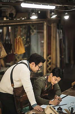 포토 JPG 직업 응시 남자 40대 중년 실내 자 서기 사람 앉기 상반신 20대 성인 두명 옆모습 연필 한국인 잡기 작업 가르침 작업실 제조 집중 스승 제자 실습 장인 가죽공예 제도기구 남자만 가죽공방 국내포토 시선 교육 뷰포인트 컨셉 모션 문구용품 학용품 동양인 청년 내부 필기구 기구 공예 파일형식