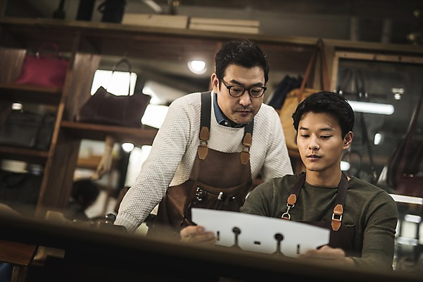 포토 JPG 직업 응시 남자 로우앵글 40대 중년 실내 설명 서기 사람 앉기 상반신 20대 성인 두명 앞모습 한국인 작업 가르침 작업실 제조 집중 스승 제자 실습 장인 가죽공예 남자만 가죽공방 국내포토 시선 교육 뷰포인트 컨셉 모션 동양인 청년 내부 공예 파일형식
