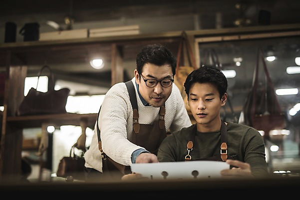 포토 JPG 직업 응시 남자 40대 중년 실내 설명 사람 상반신 20대 성인 두명 앞모습 한국인 가리킴 작업 가르침 작업실 제조 집중 스승 제자 실습 장인 가죽공예 남자만 가죽공방 국내포토 시선 교육 뷰포인트 컨셉 모션 동양인 손짓 청년 내부 공예 파일형식