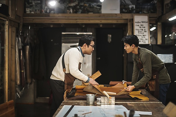 포토 JPG 직업 응시 남자 40대 중년 실내 대화 설명 사람 상반신 20대 성인 두명 옆모습 마주보기 한국인 잡기 작업 가르침 작업실 제조 가죽 집중 스승 제자 실습 장인 가죽공예 남자만 가죽공방 국내포토 시선 교육 뷰포인트 컨셉 모션 말하기 동양인 청년 내부 공예 파일형식