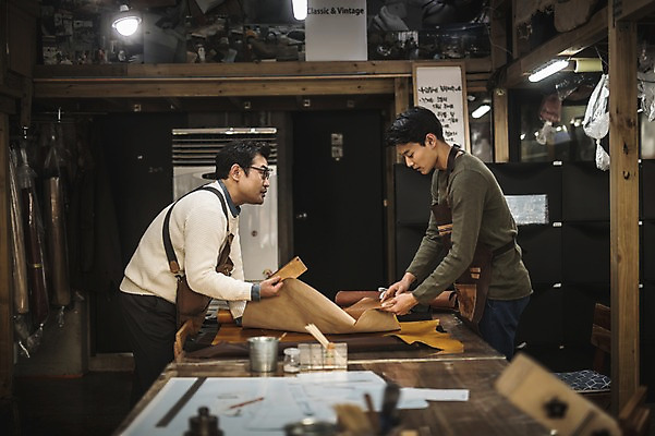 포토 JPG 직업 응시 남자 40대 중년 실내 대화 설명 사람 상반신 20대 성인 두명 옆모습 마주보기 한국인 잡기 작업 가르침 작업실 제조 가죽 집중 스승 제자 실습 장인 가죽공예 남자만 가죽공방 국내포토 시선 교육 뷰포인트 컨셉 모션 말하기 동양인 청년 내부 공예 파일형식