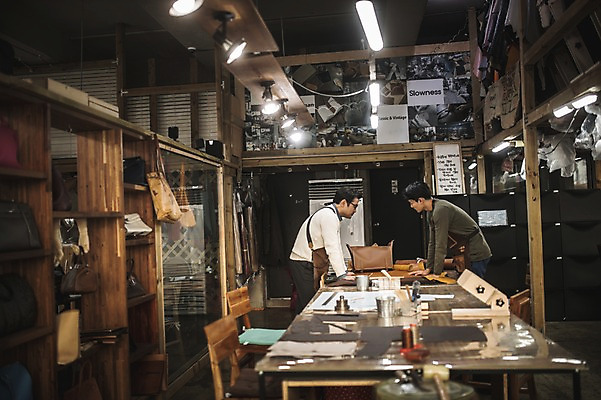 포토 JPG 직업 응시 남자 40대 중년 실내 서기 사람 상반신 20대 성인 두명 옆모습 마주보기 한국인 작업 가르침 작업실 가죽 집중 책상 스승 제자 실습 장인 가죽공예 남자만 가죽공방 국내포토 시선 교육 뷰포인트 가구 컨셉 모션 동양인 청년 내부 공예 파일형식