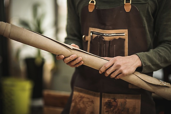 포토 JPG 직업 남자 실내 한명 서기 들기 사람 상반신 20대 성인 앞모습 한국인 잡기 작업 작업실 제조 가죽 두루마리 실습 가죽공예 신입 성인남자한명만 가죽공방 국내포토 1 뷰포인트 모션 동양인 청년 내부 공예 남자한명만 성인남자만 파일형식