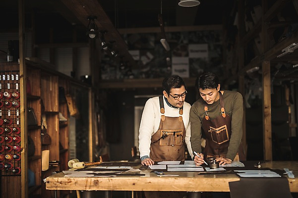 포토 JPG 직업 응시 남자 40대 중년 실내 서기 사람 상반신 20대 성인 두명 앞모습 한국인 작업 가르침 그리기 작업실 제조 집중 책상 스승 제자 실습 장인 가죽공예 제도기구 남자만 가죽공방 국내포토 시선 교육 뷰포인트 가구 컨셉 모션 동양인 청년 내부 기구 공예 파일형식