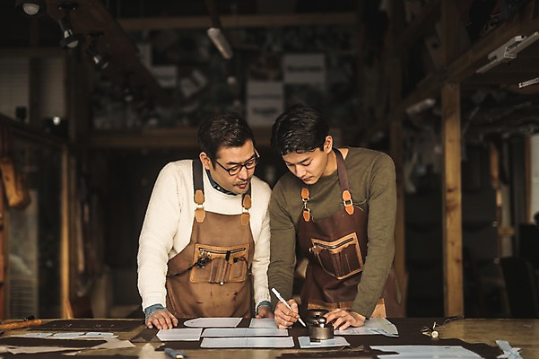 포토 JPG 직업 응시 남자 40대 중년 실내 서기 사람 상반신 20대 성인 두명 앞모습 한국인 작업 가르침 작업실 가죽 집중 스승 제자 실습 장인 가죽공예 제도기구 남자만 가죽공방 국내포토 시선 교육 뷰포인트 컨셉 모션 동양인 청년 내부 기구 공예 파일형식
