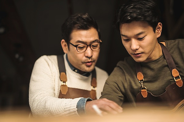 포토 JPG 직업 응시 남자 40대 중년 실내 설명 사람 상반신 20대 성인 두명 앞모습 한국인 작업 가르침 작업실 제조 집중 스승 제자 실습 장인 가죽공예 남자만 가죽공방 국내포토 시선 교육 뷰포인트 컨셉 모션 동양인 청년 내부 공예 파일형식
