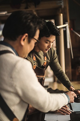 포토 JPG 직업 응시 남자 40대 중년 실내 설명 사람 상반신 20대 성인 두명 옆모습 한국인 작업 가르침 작업실 가죽 집중 스승 제자 실습 장인 가죽공예 남자만 가죽공방 국내포토 시선 교육 뷰포인트 컨셉 모션 동양인 청년 내부 공예 파일형식
