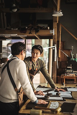 포토 JPG 직업 남자 40대 중년 실내 대화 사람 상반신 20대 성인 두명 옆모습 뒷모습 마주보기 한국인 작업 가르침 작업실 가죽 스승 제자 실습 장인 가죽공예 남자만 가죽공방 국내포토 교육 뷰포인트 모션 말하기 동양인 청년 내부 공예 파일형식