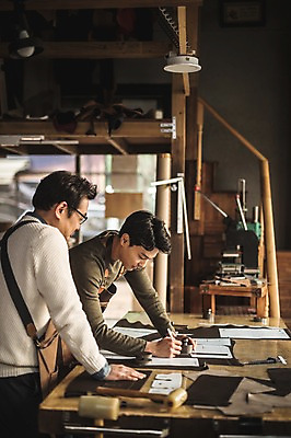 포토 JPG 직업 응시 남자 40대 중년 실내 서기 사람 상반신 20대 성인 두명 옆모습 한국인 잡기 작업 가르침 작업실 제조 집중 스승 제자 실습 장인 가죽공예 남자만 가죽공방 국내포토 시선 교육 뷰포인트 컨셉 모션 동양인 청년 내부 공예 파일형식