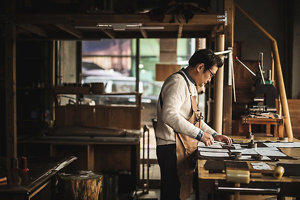 포토 JPG 직업 응시 남자 40대 중년 실내 한명 서기 사람 상반신 옆모습 한국인 작업 작업실 가죽 집중 장인 가죽공예 중년남자한명만 안경낌 가죽공방 국내포토 1 시선 안경 뷰포인트 컨셉 모션 동양인 성인 내부 공예 남자한명만 중년남자만 파일형식