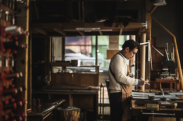 포토 JPG 직업 응시 남자 40대 중년 실내 한명 사람 상반신 옆모습 펜 한국인 작업 작업실 제조 집중 책상 장인 가죽공예 중년남자한명만 가죽공방 국내포토 1 시선 뷰포인트 가구 컨셉 동양인 성인 내부 필기구 공예 남자한명만 중년남자만 파일형식