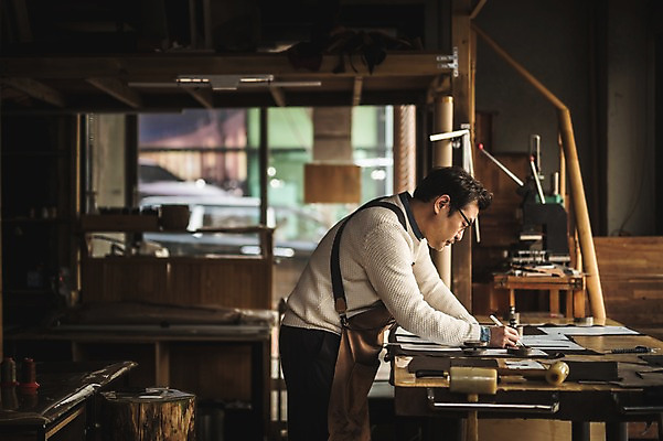 포토 JPG 직업 응시 남자 40대 중년 실내 한명 사람 상반신 옆모습 펜 한국인 작업 작업실 집중 책상 장인 가죽공예 제도기구 중년남자한명만 가죽공방 국내포토 1 시선 뷰포인트 가구 컨셉 동양인 성인 내부 필기구 기구 공예 남자한명만 중년남자만 파일형식