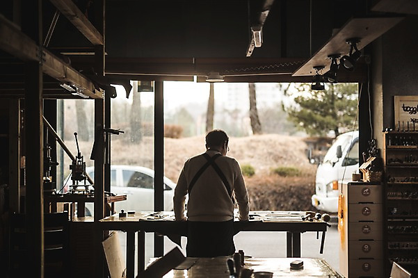 포토 JPG 직업 남자 40대 중년 자동차 실내 한명 서기 사람 상반신 뒷모습 한국인 잡기 작업 작업실 집중 책상 가죽공예 중년남자한명만 가죽공방 국내포토 1 육상교통 뷰포인트 가구 컨셉 모션 동양인 성인 내부 공예 남자한명만 중년남자만 파일형식