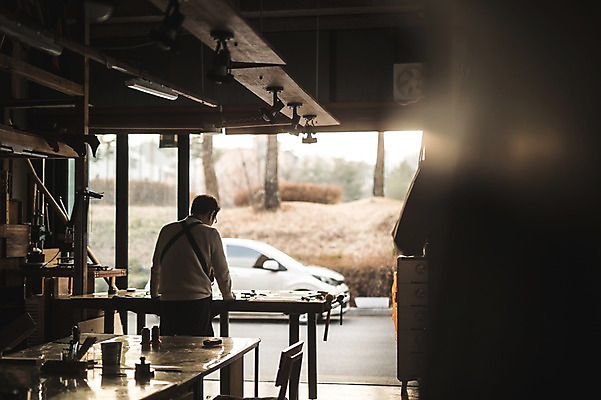 포토 JPG 직업 응시 남자 40대 중년 자동차 실내 한명 서기 사람 상반신 뒷모습 한국인 작업 작업실 제조 가죽 집중 책상 가죽공예 중년남자한명만 가죽공방 국내포토 1 시선 육상교통 뷰포인트 가구 컨셉 모션 동양인 성인 내부 공예 남자한명만 중년남자만 파일형식