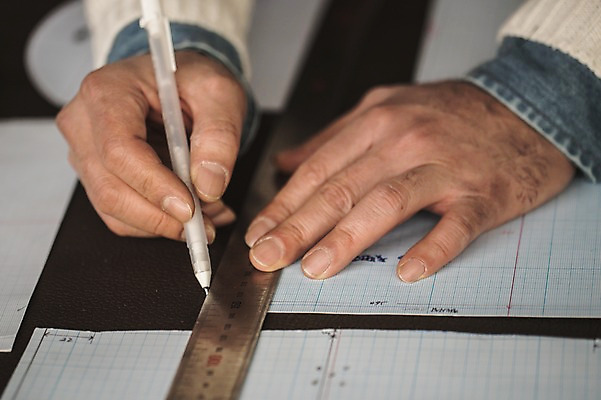 포토 JPG 직업 손 남자 40대 중년 실내 자 한명 사람 근접촬영 신체부위 펜 한국인 양손 잡기 작업 그리기 작업실 제조 가죽 장인 재단 가죽공예 제도기구 중년남자한명만 가죽공방 국내포토 1 뷰포인트 모션 문구용품 동양인 성인 내부 필기구 기구 공예 남자한명만 중년남자만 파일형식