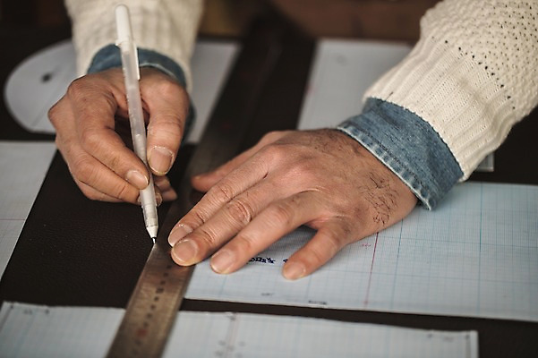 포토 JPG 직업 남자 40대 중년 실내 자 한명 사람 근접촬영 신체부위 펜 한국인 양손 잡기 작업 그리기 작업실 제조 가죽 장인 재단 가죽공예 제도기구 중년남자한명만 가죽공방 국내포토 1 손 뷰포인트 모션 문구용품 동양인 성인 내부 필기구 기구 공예 남자한명만 중년남자만 파일형식