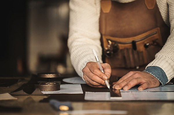 포토 JPG 직업 남자 40대 중년 실내 한명 사람 근접촬영 상반신 앞모습 신체부위 펜 한국인 양손 작업 그리기 작업실 제조 책상 장인 가죽공예 제도기구 중년남자한명만 가죽공방 국내포토 1 손 뷰포인트 가구 모션 동양인 성인 내부 필기구 기구 공예 남자한명만 중년남자만 파일형식