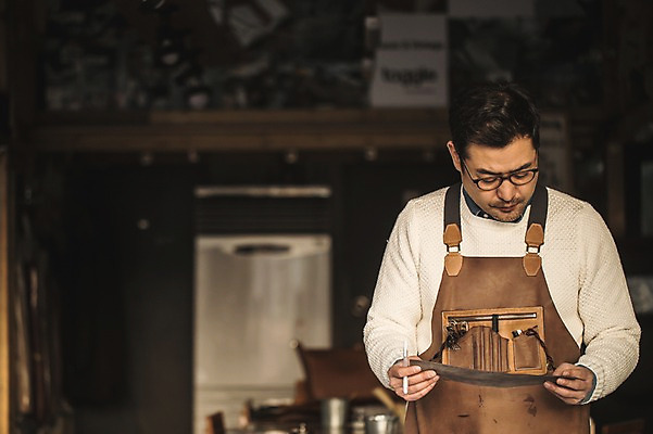 포토 JPG 직업 응시 남자 40대 중년 실내 한명 서기 사람 상반신 앞모습 한국인 잡기 작업 작업실 제조 가죽 집중 장인 가죽공예 중년남자한명만 가죽공방 국내포토 1 시선 뷰포인트 컨셉 모션 동양인 성인 내부 공예 남자한명만 중년남자만 파일형식