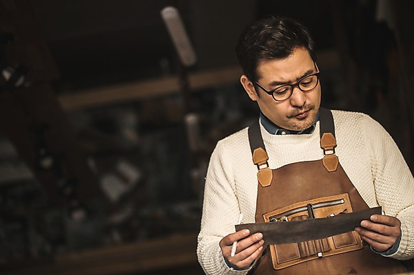 포토 JPG 직업 응시 남자 40대 중년 실내 한명 사람 상반신 앞모습 펜 한국인 잡기 작업 작업실 가죽 집중 장인 가죽공예 중년남자한명만 가죽공방 국내포토 1 시선 뷰포인트 컨셉 모션 동양인 성인 내부 필기구 공예 남자한명만 중년남자만 파일형식 문구용품 인종 취미 남자만 중년만 오브젝트 성인만