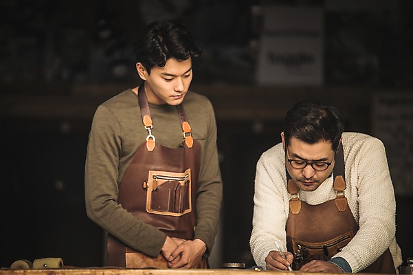 포토 JPG 직업 응시 남자 40대 중년 실내 사람 상반신 20대 성인 두명 앞모습 한국인 작업 작업실 가죽 집중 스승 제자 실습 장인 가죽공예 남자만 안경낌 가죽공방 국내포토 시선 안경 뷰포인트 컨셉 동양인 청년 내부 공예 파일형식