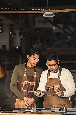 포토 JPG 직업 응시 남자 40대 중년 실내 설명 사람 상반신 20대 성인 두명 앞모습 한국인 작업 작업실 제조 가죽 집중 스승 제자 실습 장인 가죽공예 남자만 가죽공방 국내포토 시선 뷰포인트 컨셉 모션 동양인 청년 내부 공예 파일형식